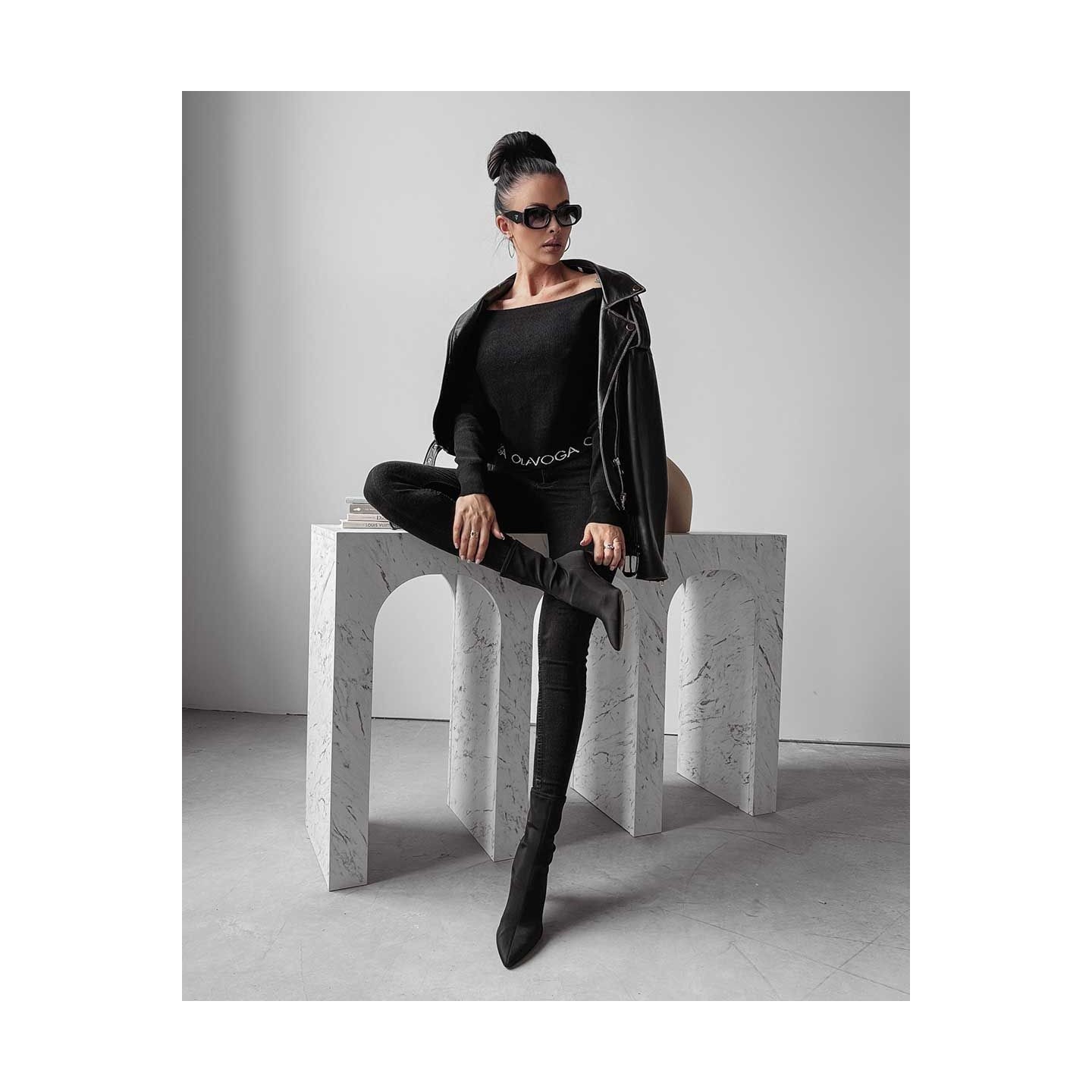 Sweter damski OLAVOGA ART 2023 czerń - FashionPlace - 2