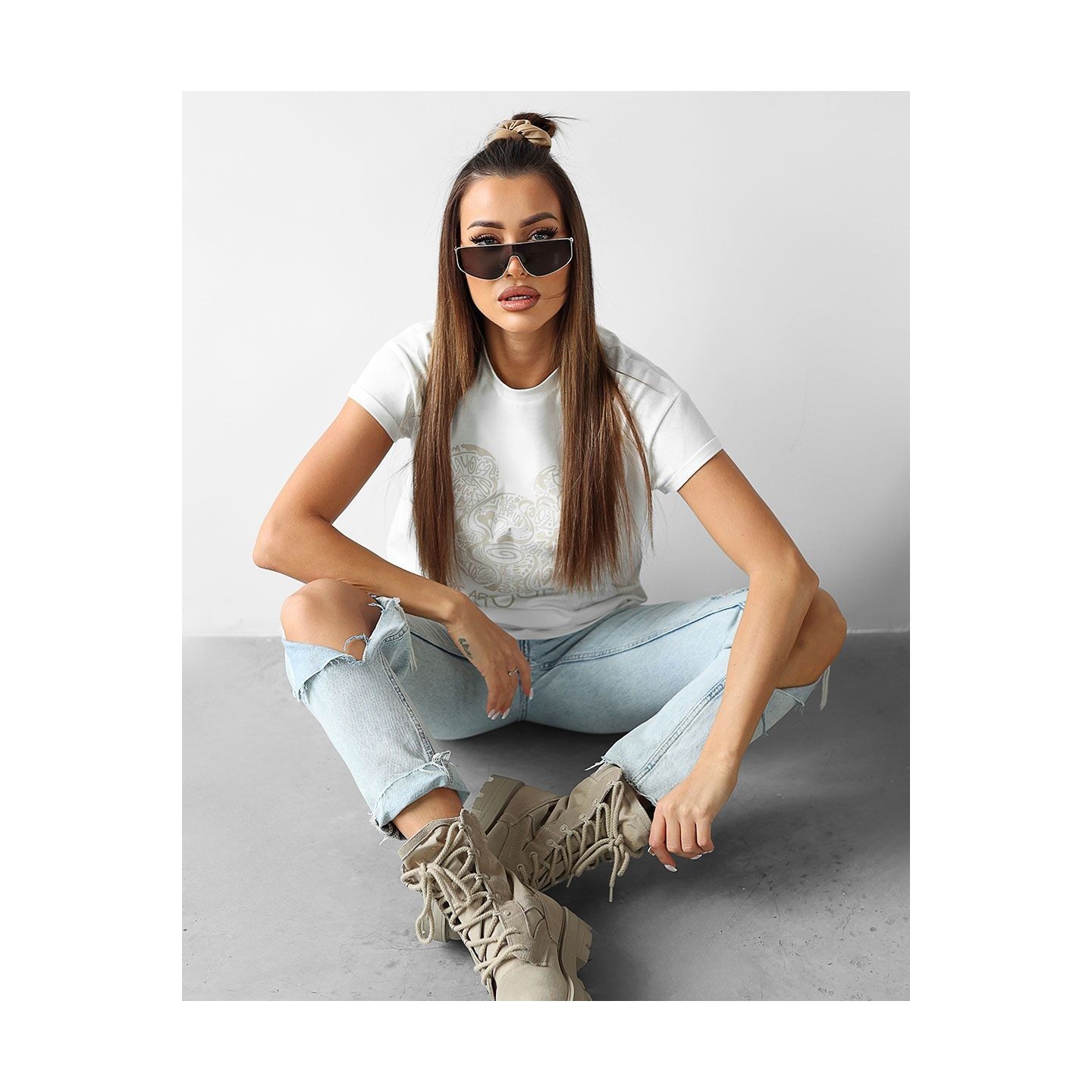 T-shirt damski OLAVOGA SOURIS 2025 ecru - FashionPlace - 3