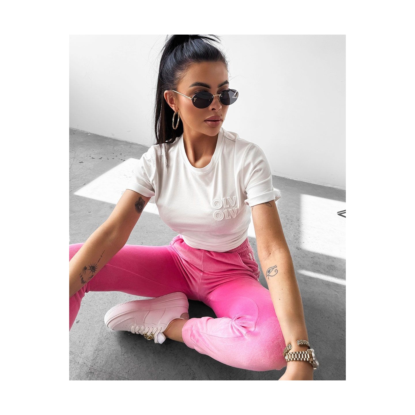 T-shirt damski OLAVOGA SOFT ROSE 2025 ecru - FashionPlace - 3