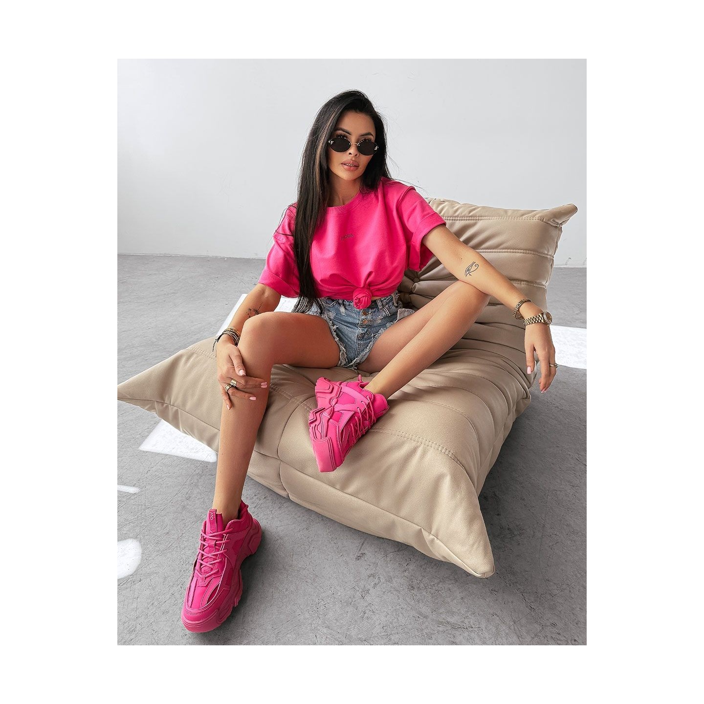 T-shirt damski OLAVOGA THEBES 2025 amarant - FashionPlace - 3