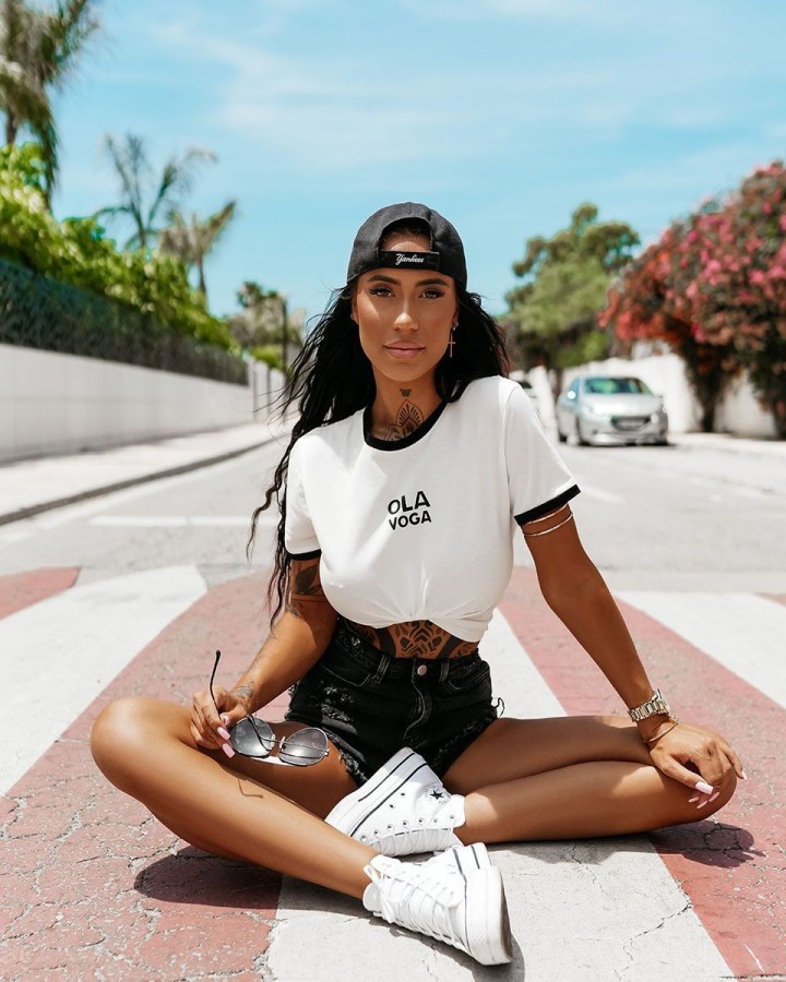 T-shirt damski OLAVOGA SMALTER 2025 ecru - FashionPlace - 1